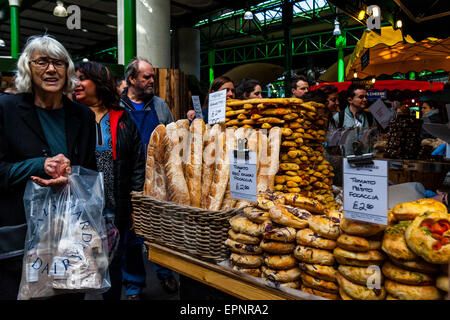 Une femme achète du pain frais à Borough Market, London Bridge, Londres, Angleterre Banque D'Images