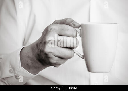 Close up of man holding a white Coffee cup avec sa main. Banque D'Images