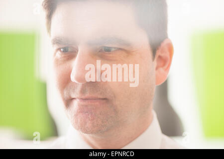 Businessman looking at paroi en verre avec des notes adhésives. Image conceptuelle de la planification d'entreprise. Banque D'Images
