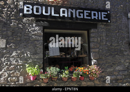 Devanture commerce dans une rue du centre ville. Villefranche-de-Conflent. F 66 Banque D'Images