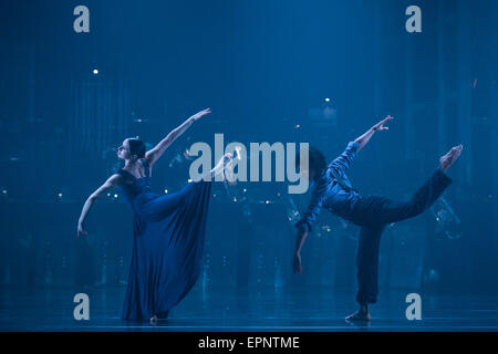 12/05/2015. Londres, Angleterre. Sur la photo : Julia Gillespie et Miguel Altunaga. Rambert Dance Company effectuer la première mondiale d'artères 'Dark' par Mark Baldwin dans le cadre d'un projet de loi à triple Sadler's Wells Theatre. Rambert effectuer avec l'Tredegar Town Band et l'Orchestre Rambert du 12 au 16 mai 2015. Banque D'Images