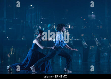 12/05/2015. Londres, Angleterre. Sur la photo : Julia Gillespie et Miguel Altunaga. Rambert Dance Company effectuer la première mondiale d'artères 'Dark' par Mark Baldwin dans le cadre d'un projet de loi à triple Sadler's Wells Theatre. Rambert effectuer avec l'Tredegar Town Band et l'Orchestre Rambert du 12 au 16 mai 2015. Banque D'Images