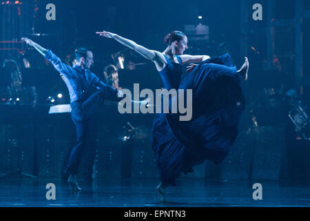 12/05/2015. Londres, Angleterre. Photo : Luc Ahmet et Antonia Hewitt. Rambert Dance Company effectuer la première mondiale d'artères 'Dark' par Mark Baldwin dans le cadre d'un projet de loi à triple Sadler's Wells Theatre. Rambert effectuer avec l'Tredegar Town Band et l'Orchestre Rambert du 12 au 16 mai 2015. Banque D'Images