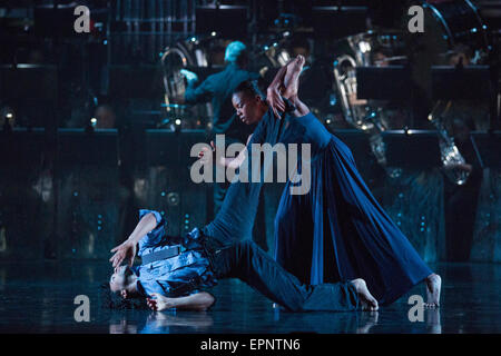 12/05/2015. Londres, Angleterre. Sur la photo : Miguel Altunaga et Carolyn Bolton. Rambert Dance Company effectuer la première mondiale d'artères 'Dark' par Mark Baldwin dans le cadre d'un projet de loi à triple Sadler's Wells Theatre. Rambert effectuer avec l'Tredegar Town Band et l'Orchestre Rambert du 12 au 16 mai 2015. Banque D'Images