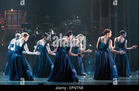 12/05/2015. Londres, Angleterre. Rambert Dance Company effectuer la première mondiale d'artères 'Dark' par Mark Baldwin dans le cadre d'un projet de loi à triple Sadler's Wells Theatre. Rambert effectuer avec l'Tredegar Town Band et l'Orchestre Rambert du 12 au 16 mai 2015. Banque D'Images