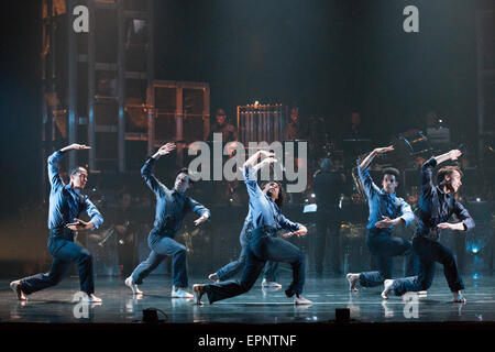 12/05/2015. Londres, Angleterre. Rambert Dance Company effectuer la première mondiale d'artères 'Dark' par Mark Baldwin dans le cadre d'un projet de loi à triple Sadler's Wells Theatre. Rambert effectuer avec l'Tredegar Town Band et l'Orchestre Rambert du 12 au 16 mai 2015. Banque D'Images