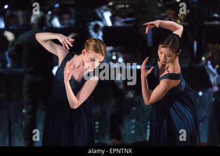 12/05/2015. Londres, Angleterre. Hannah Rudd et Vanessa Kang l'exécution. Rambert Dance Company effectuer la première mondiale d'artères 'Dark' par Mark Baldwin dans le cadre d'un projet de loi à triple Sadler's Wells Theatre. Rambert effectuer avec l'Tredegar Town Band et l'Orchestre Rambert du 12 au 16 mai 2015. Banque D'Images