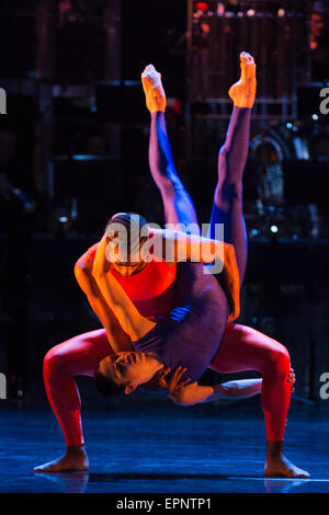 12/05/2015. Londres, Angleterre. Liam Francis et Brenda Lee Grech. Rambert Dance Company effectuer la première mondiale d'artères 'Dark' par Mark Baldwin dans le cadre d'un projet de loi à triple Sadler's Wells Theatre. Rambert effectuer avec l'Tredegar Town Band et l'Orchestre Rambert du 12 au 16 mai 2015. Banque D'Images