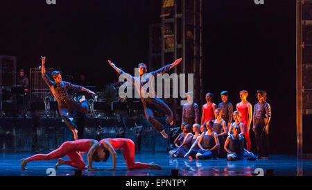 12/05/2015. Londres, Angleterre. À l'avant Pierre Tappon et Luc Ahmet. Rambert Dance Company effectuer la première mondiale d'artères 'Dark' par Mark Baldwin dans le cadre d'un projet de loi à triple Sadler's Wells Theatre. Rambert effectuer avec l'Tredegar Town Band et l'Orchestre Rambert du 12 au 16 mai 2015. Banque D'Images