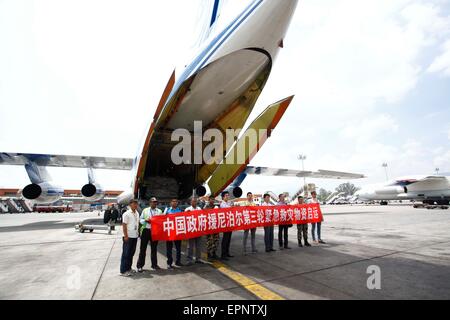 (150520) -- KATMANDOU, 20 mai 2015 (Xinhua) -- Les délégués de l'ambassade de Chine au Népal et de l'armée népalaise posent pour une photo de groupe après le débarquement d'un cargo transportant du matériel de secours et de jet de l'équipement pour les personnes touchées par le tremblement de terre au Népal l'aéroport international de Tribhuvan à Katmandou, Népal, le 20 mai 2015. Un autre lot de matériel de secours et de l'équipement fournis par la Chine ont été livrés au Népal le mercredi. Des rapports antérieurs a déclaré que le gouvernement chinois et l'armée a mobilisé plus de 40 hélicoptères et avions à livrer 650 tonnes de tentes, des générateurs, des équipements de purification de l'eau Banque D'Images