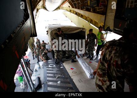 (150520) -- KATMANDOU, 20 mai 2015 (Xinhua) -- Les membres de l'armée népalaise maj du matériel de secours et de l'équipement pour les personnes touchées par le tremblement de terre, d'un camion népalais à l'aéroport international de Tribhuvan à Katmandou, Népal, le 20 mai 2015. Un autre lot de matériel de secours et de l'équipement fournis par la Chine ont été livrés au Népal le mercredi. Des rapports antérieurs a déclaré que le gouvernement chinois et l'armée a mobilisé plus de 40 hélicoptères et avions à livrer 650 tonnes de tentes, des générateurs, des installations de purification de l'eau, des couvertures et autres fournitures d'urgence au Népal. (Xinhua/Pratap Thapa)(zhf) Banque D'Images