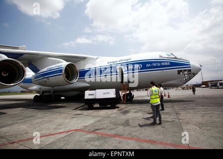 (150520) -- KATMANDOU, 20 mai 2015 (Xinhua) -- Photo prise le 20 mai 2015 montre un jet cargo transportant du matériel de secours et de l'équipement pour les personnes touchées par le tremblement de terre au Népal l'aéroport international de Tribhuvan à Katmandou, au Népal. Un autre lot de matériel de secours et de l'équipement fournis par la Chine ont été livrés au Népal le mercredi. Des rapports antérieurs a déclaré que le gouvernement chinois et l'armée a mobilisé plus de 40 hélicoptères et avions à livrer 650 tonnes de tentes, des générateurs, des installations de purification de l'eau, des couvertures et autres fournitures d'urgence au Népal. (Xinhua/Pratap Thapa)(zhf) Banque D'Images