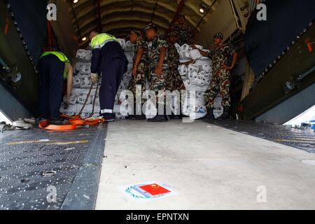 (150520) -- KATMANDOU, 20 mai 2015 (Xinhua) -- Les membres de l'armée népalaise se préparer à passer du matériel de secours et de l'équipement pour les personnes touchées par le tremblement de terre, d'un camion népalais à l'aéroport international de Tribhuvan à Katmandou, Népal, le 20 mai 2015. Un autre lot de matériel de secours et de l'équipement fournis par la Chine ont été livrés au Népal le mercredi. Des rapports antérieurs a déclaré que le gouvernement chinois et l'armée a mobilisé plus de 40 hélicoptères et avions à livrer 650 tonnes de tentes, des générateurs, des installations de purification de l'eau, des couvertures et autres fournitures d'urgence au Népal. (Xinhua/Pratap Thapa Banque D'Images