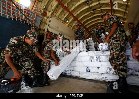 (150520) -- KATMANDOU, 20 mai 2015 (Xinhua) -- Les membres de l'armée népalaise maj du matériel de secours et de l'équipement pour les personnes touchées par le tremblement de terre, d'un camion népalais à l'aéroport international de Tribhuvan à Katmandou, Népal, le 20 mai 2015. Un autre lot de matériel de secours et de l'équipement fournis par la Chine ont été livrés au Népal le mercredi. Des rapports antérieurs a déclaré que le gouvernement chinois et l'armée a mobilisé plus de 40 hélicoptères et avions à livrer 650 tonnes de tentes, des générateurs, des installations de purification de l'eau, des couvertures et autres fournitures d'urgence au Népal. (Xinhua/Pratap Thapa)(zhf) Banque D'Images