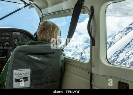 Vol panoramique sur les montagnes et les glaciers du parc national Kluane, Yukon Territoire du Canada Banque D'Images