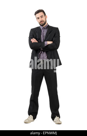 Jeune homme barbu en costume et mode sneakers avec bras croisés. La pleine longueur du corps portrait isolated over white Banque D'Images