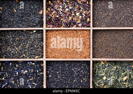 Assortiment de thés dans un bac en bois Banque D'Images