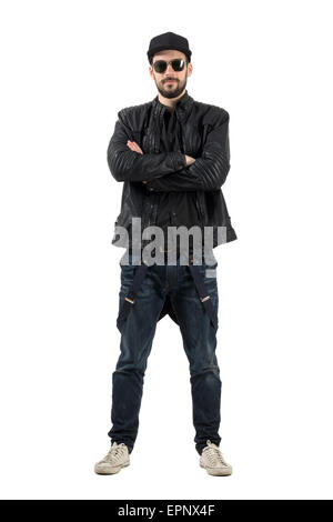 Jeune homme barbu avec des lunettes en baseball cap bras croisés. La longueur du corps complet isolé portrait sur fond blanc. Banque D'Images