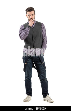 Jeune homme sérieux barbu cigarette looking at camera. La longueur du corps complet isolé sur fond blanc portrait Banque D'Images