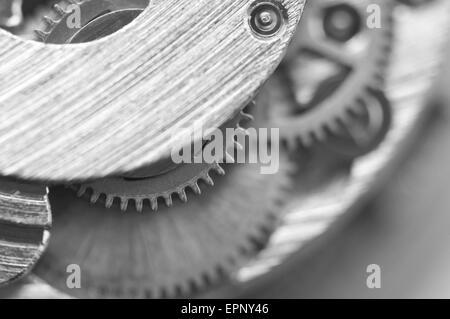 Fond noir et blanc avec des roues dentées en métal une horlogerie. Photo conceptuelle pour la réussite de votre modèle d'affaires. Macro Banque D'Images