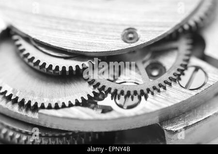 Fond noir et blanc avec des roues dentées en métal une horlogerie. Photo conceptuelle pour la réussite de votre modèle d'affaires. Macro. Banque D'Images