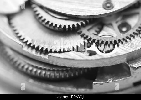 Fond noir et blanc avec des roues dentées en métal une horlogerie. Photo conceptuelle pour la réussite de votre modèle d'affaires. Macro. Banque D'Images