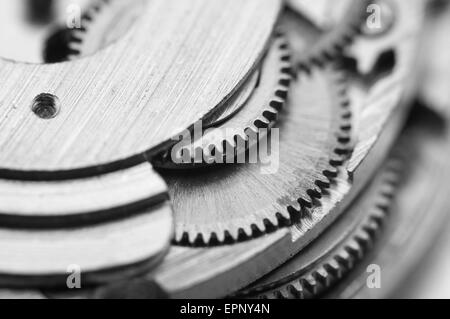 Fond noir et blanc avec des roues dentées en métal une horlogerie. Photo conceptuelle pour la réussite de votre modèle d'affaires. Macro Banque D'Images