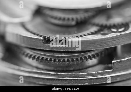 Fond noir et blanc avec des roues dentées en métal une horlogerie. Photo conceptuelle pour la réussite de votre modèle d'affaires. Macro Banque D'Images