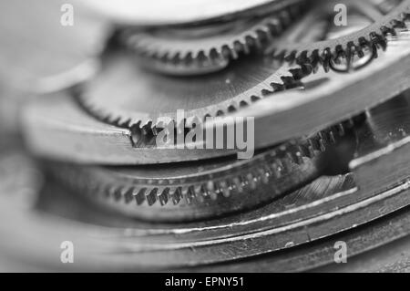 Fond noir et blanc avec des roues dentées en métal une horlogerie. Photo conceptuelle pour la réussite de votre modèle d'affaires. Macro. Banque D'Images