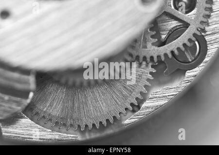 Fond noir et blanc avec des roues dentées en métal une horlogerie. Photo conceptuelle pour la réussite de votre modèle d'affaires. Macro Banque D'Images