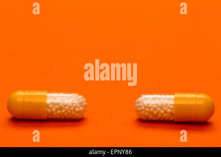 Capsules médicales couleur de texte sur fond rose Banque D'Images