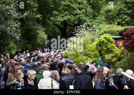 Londres, Royaume-Uni. 20 mai, 2015. Les visiteurs appréciant l'Artisan des jardins. La Chelsea Flower Show organisé par la Royal Horticultural Society (RHS) dans le parc du Royal Hospital Chelsea tous les mois de mai, est le plus célèbre flower show au Royaume-Uni, peut-être dans le monde. Il attire des exposants et des visiteurs de partout dans le monde, Londres, Royaume-Uni. Credit : Veronika Lukasova/ZUMA/Alamy Fil Live News Banque D'Images