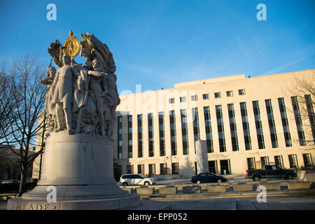 [George Gordon Meade Memorial] [Washington DC] [général de la guerre de Sécession] WASHINGTON DC, États-Unis le mémorial Meade sur Pennsylvania Avenue, Washington DC, est dédié au major-général George Gordon Meade, un officier militaire de carrière de Pennsylvanie qui est surtout connu pour avoir battu le général Robert E. Lee à la bataille de Gettysburg. En arrière-plan, on trouve le palais de justice E. Barrett Prettyman des États-Unis. Banque D'Images