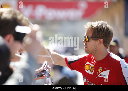 Montecarlo, Monaco. 20 mai, 2015. SEBASTIAN VETTEL de l'Allemagne et la Scuderia Ferrari est vu dans le paddock durant les préparatifs de l'année 2015, Grand Prix de Formule 1 de Monaco à Montecarlo, Monaco. Credit : James/Gasperotti ZUMA Wire/Alamy Live News Banque D'Images