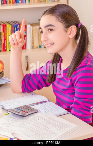 Penser et faire ses devoirs d'écolière Banque D'Images