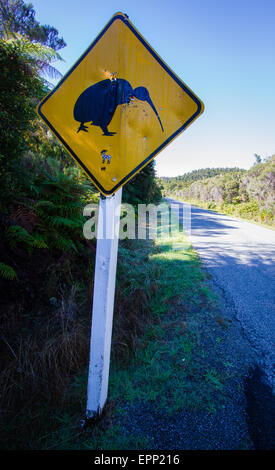 Méfiez-vous des Kiwis jaune panneau d'avertissement par le côté d'une route dans l'île du Sud Nouvelle-Zélande Banque D'Images