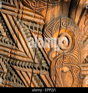 Détails sur découpage sur un masque Maori traditionnel en bois à Te Puia près de Rotorua en Nouvelle Zélande Île du Nord Banque D'Images