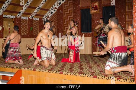 Tribal Maori dancers performing au Te Puia près de Rotorua en Nouvelle-Zélande, île du Nord Banque D'Images