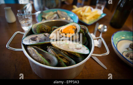 Un pot de moules aux orles verts de la Nouvelle-Zélande dans un restaurant Banque D'Images