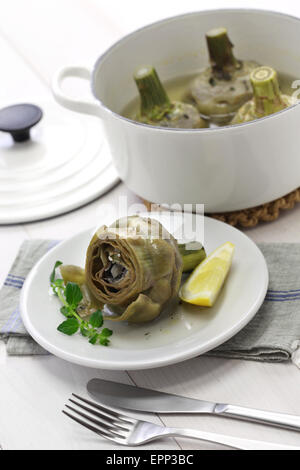 Artichaut bouilli de l'alimentation, la cuisine italienne Banque D'Images