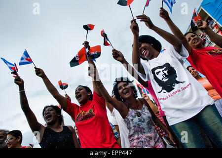 Les femmes cubaines vague des drapeaux nationaux et avec excitation express soutien au régime de Fidel Castro et son frère Raul Castro au cours de la célébration de l'anniversaire de la révolution cubaine à Santiago de Cuba, Cuba, 26 juillet 2008. Banque D'Images