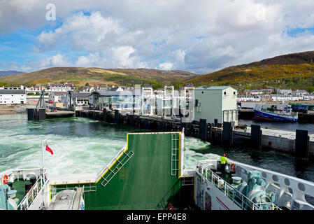 CalMac ferry quittant le port d'Ullapool, Ross-shire en Écosse, les Highlands écossais, UK Banque D'Images