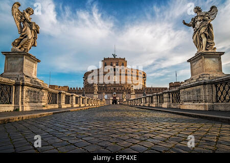 Un autre coup du Castel Sant'Angelo à Rome, sur des ponts les plus beaux que j'ai visités jusqu'à présent et lorsqu'il s'agit de th Banque D'Images