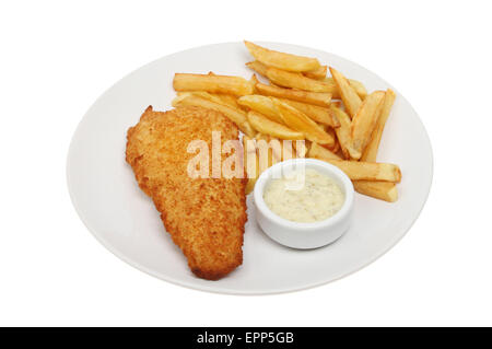 Poisson battues avec frites et sauce tartare sur une assiette blanche contre isolés Banque D'Images