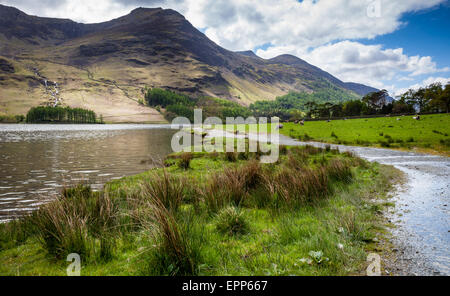 Le chemin le long des rives de la Lande, avec de hauts Stile et du brochet dans la distance, Lake District, Cumbria Banque D'Images