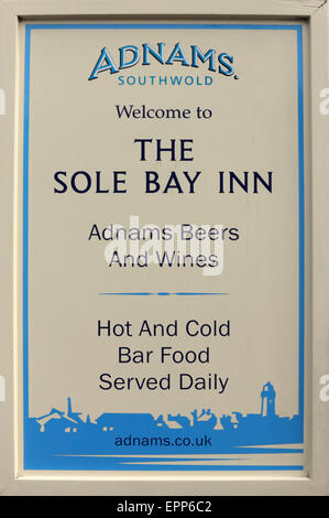 Adnams bières et vins à la seule Bay Inn pub à Southwold, Suffolk, Angleterre, Royaume-Uni. Banque D'Images