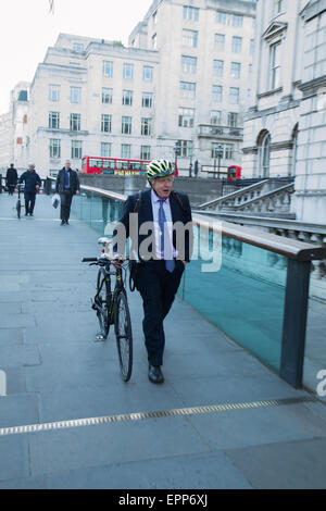 Londres, Royaume-Uni. 20 mai 2015. Le maire de Londres Boris Johnson arrive avec son vélo pour l'ouverture officielle de Londres Photo exposition photographique inaugural et art fair. C'est juste le plus grand jamais organisé dans la capitale. Credit : Elsie Kibue / Alamy Live News Banque D'Images