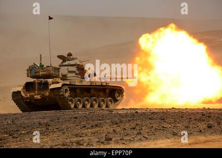 Aqaba, Jordanie. 19 mai, 2015. Jordanian M60A1 tank tire une ronde en direct pendant l'exercice 2015 au lion avide Wadi Shadiya gamme de formation le 18 mai 2015 dans l'Oued Shadiya, la Jordanie. Banque D'Images