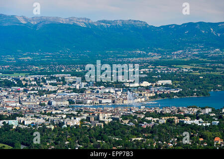 Vue depuis le Mont Salève dans tout le bassin du lac Léman avec la ville de Genève à l'effluent du Lac Léman, Salève, France Banque D'Images