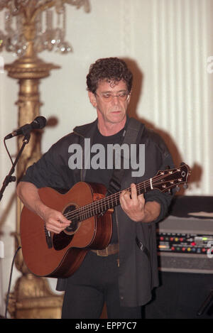 Musicien légendaire Lou Reed joue pour la première fois à la Maison Blanche pour un dîner d'État en en l'honneur du président tchèque Vaclav Havel à la Maison Blanche le 16 septembre 1998 à Washington, DC. Banque D'Images